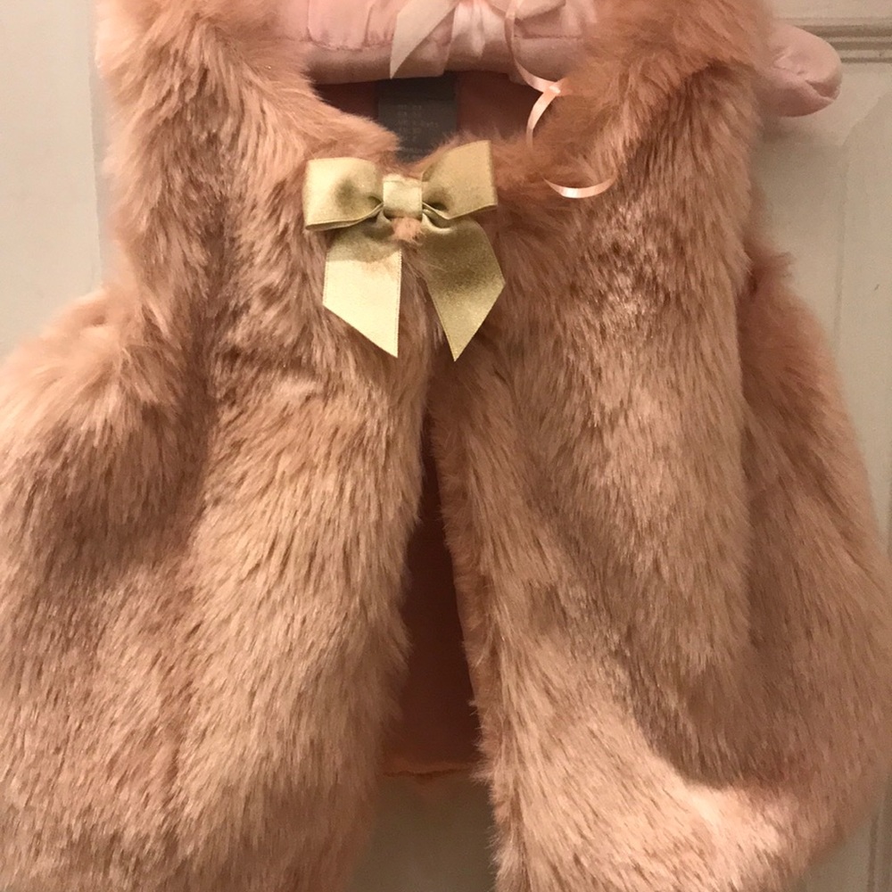 Toddler pink fur vest- gold bow detail.🛍